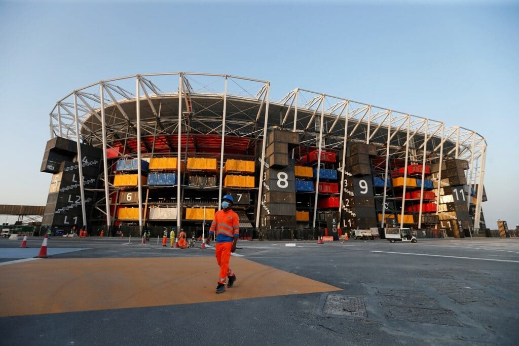 Dělník na stavbě stadionu pro MS