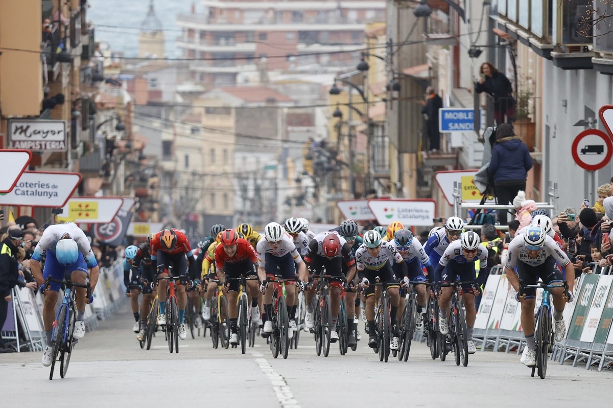 Invece di festeggiare, spostati in ambulanza.  Il ciclista italiano Colbrelli furioso