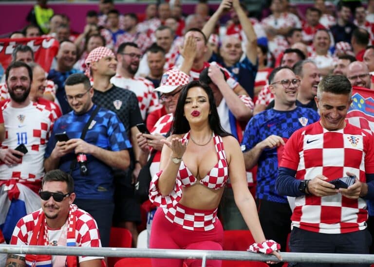 Krásná fanynka opět středem dění. O sexy Ivanu proběhla rvačka