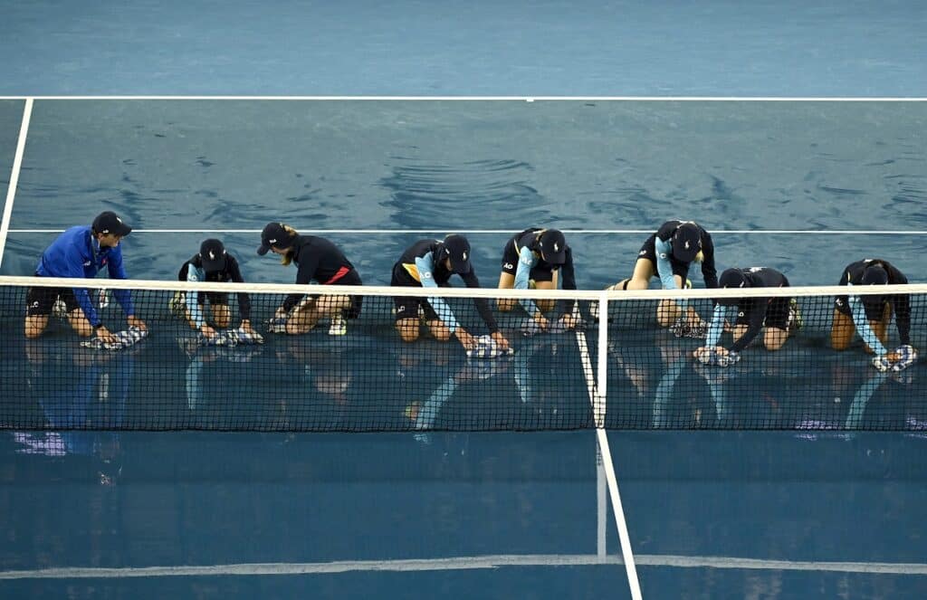 Na Australian Open sušily děti plochu ručníky