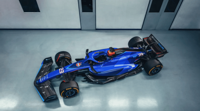 Okruh Silverstone se zbarvil do modra. Na světě je monopost od Williamsu