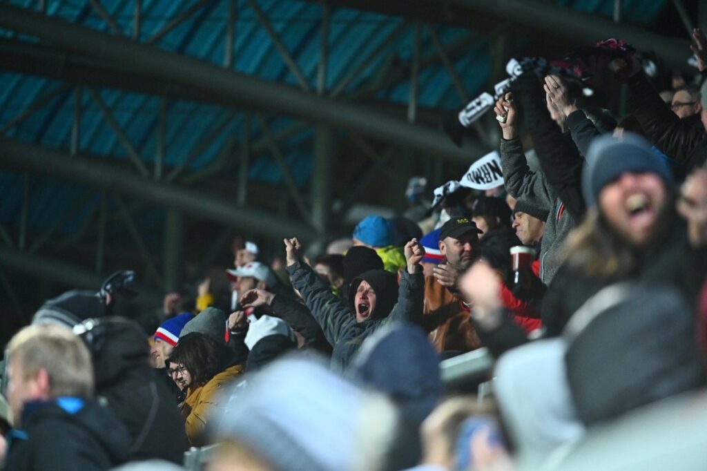 Fanoušci slaví triumf Dynama nad Slavií po jedenácti letech