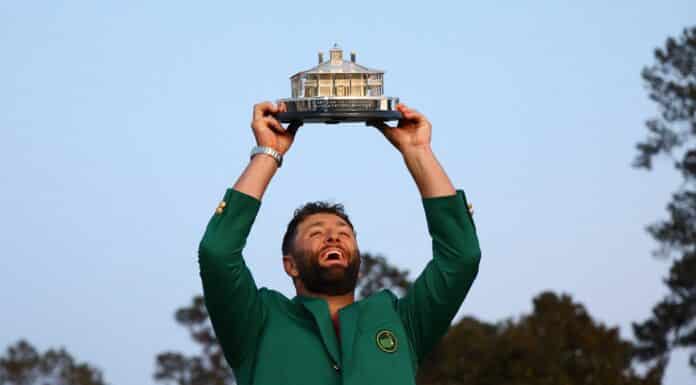 Neskutečný finiš. Jon Rahm slaví titul na Masters, jako čtvrtý Španěl v historii