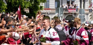 Tisíce fanoušků náměstí Lotyšsko hokej