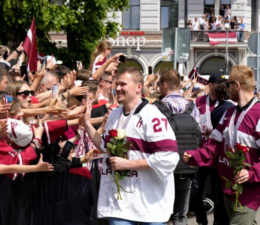 Tisíce fanoušků náměstí Lotyšsko hokej