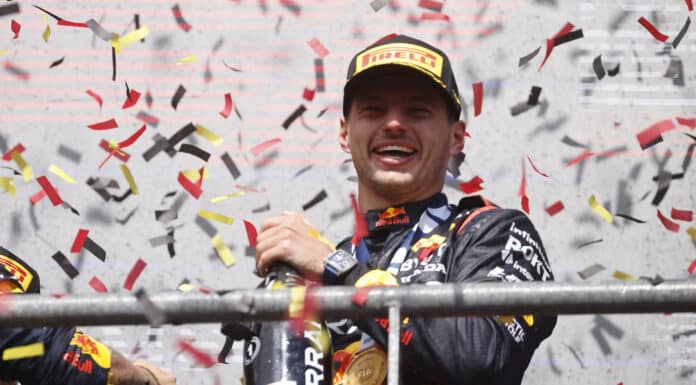 Verstappen si dál jede v F1 svoji ligu. Jen mu rozbili další trofej
