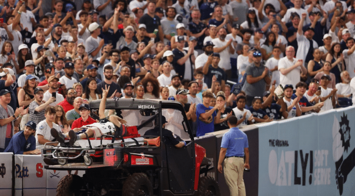 Nepříjemný direkt. Kameraman dostal na MLB míčkem do hlavy