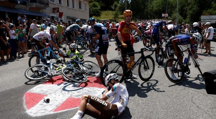Karambol kvůli fotce. Na fanouška na Tour se valí obří kritika
